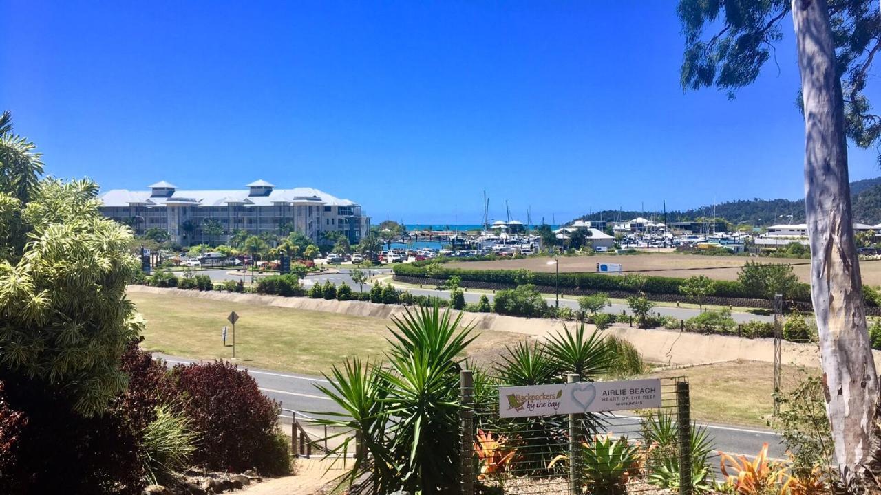 Backpackers By The Bay Vandrarhem Airlie Beach Exteriör bild