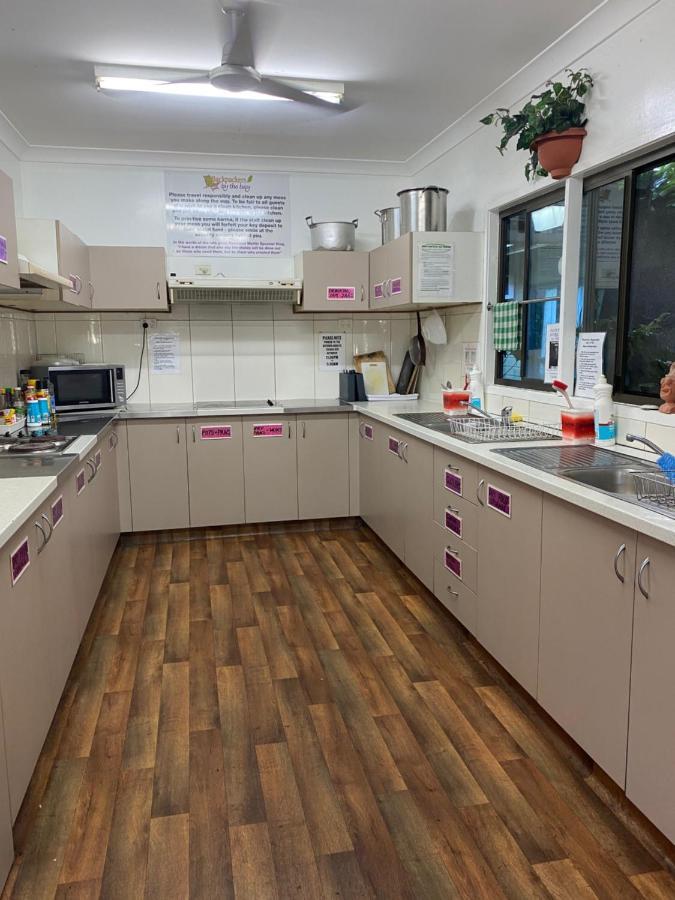 Backpackers By The Bay Vandrarhem Airlie Beach Exteriör bild