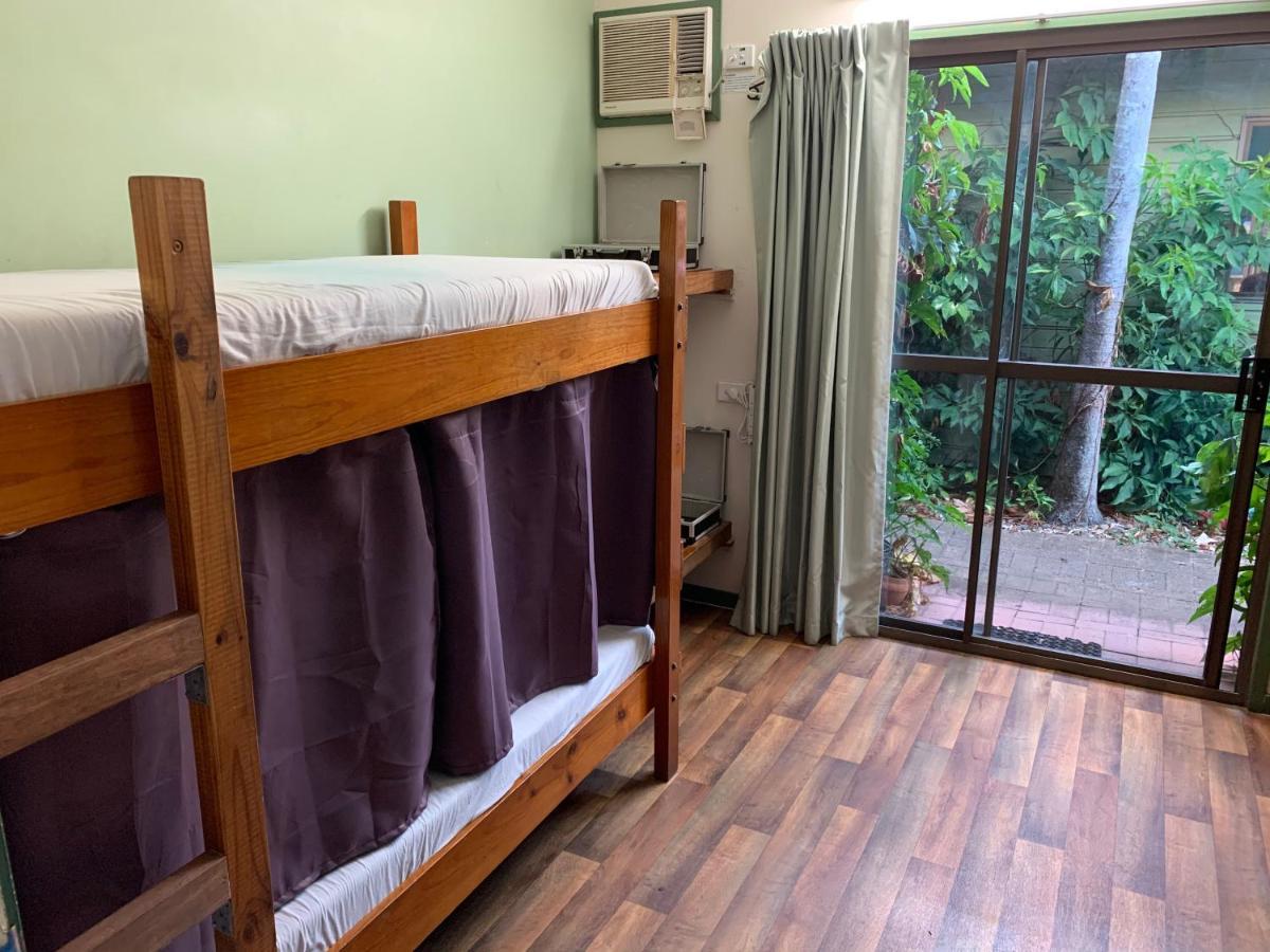 Backpackers By The Bay Vandrarhem Airlie Beach Exteriör bild