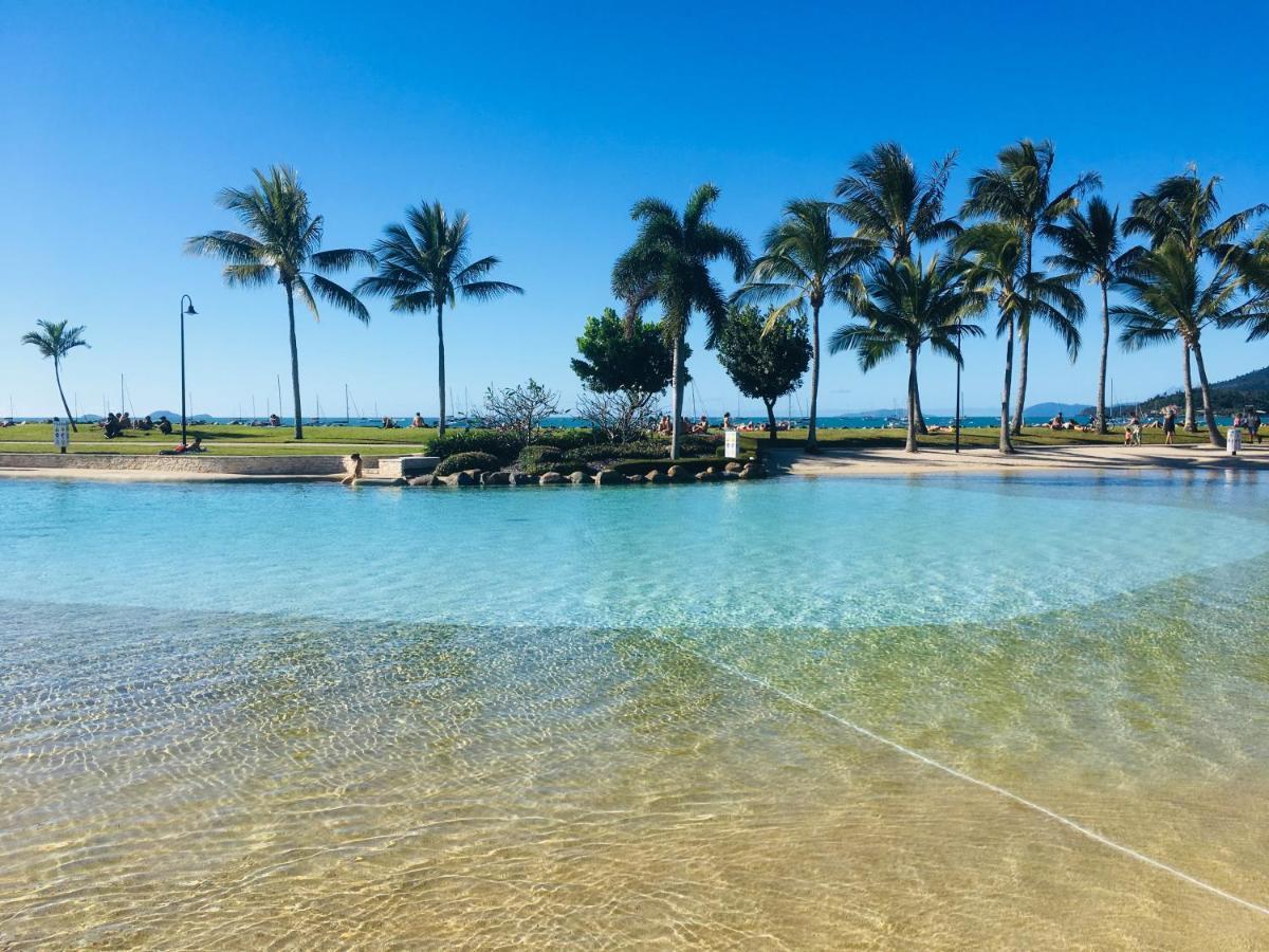 Backpackers By The Bay Vandrarhem Airlie Beach Exteriör bild