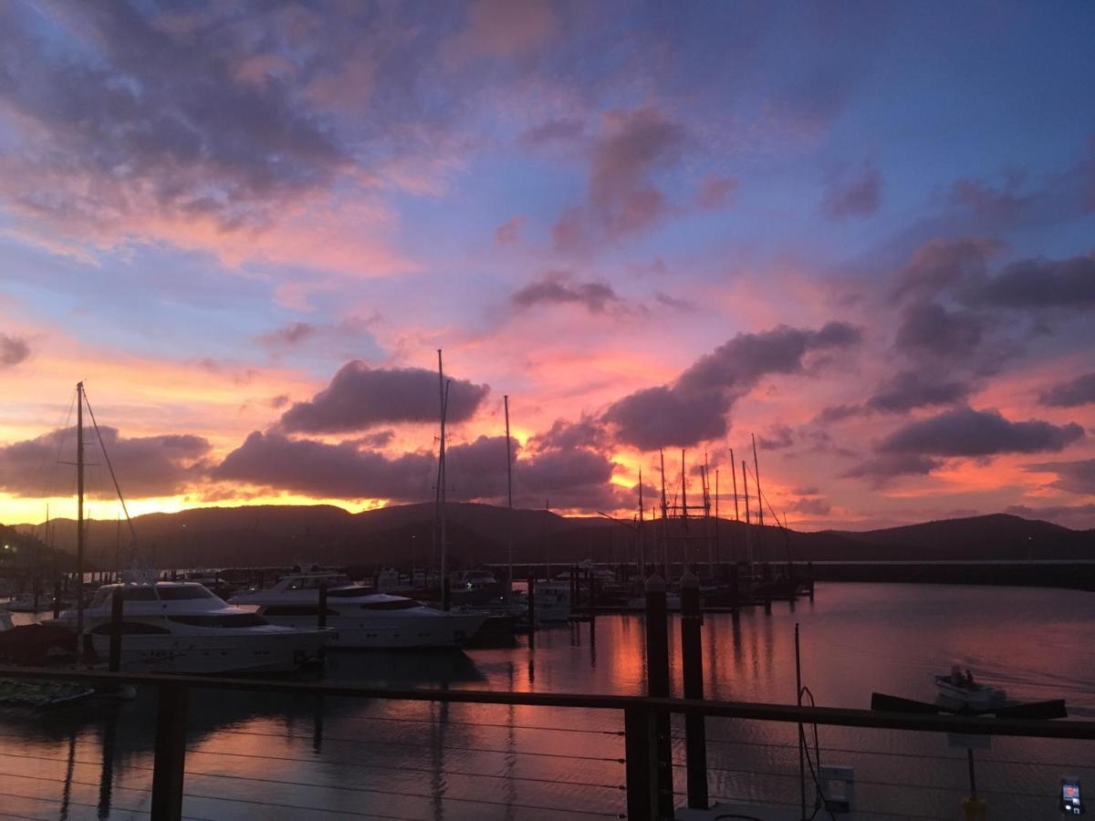 Backpackers By The Bay Vandrarhem Airlie Beach Exteriör bild