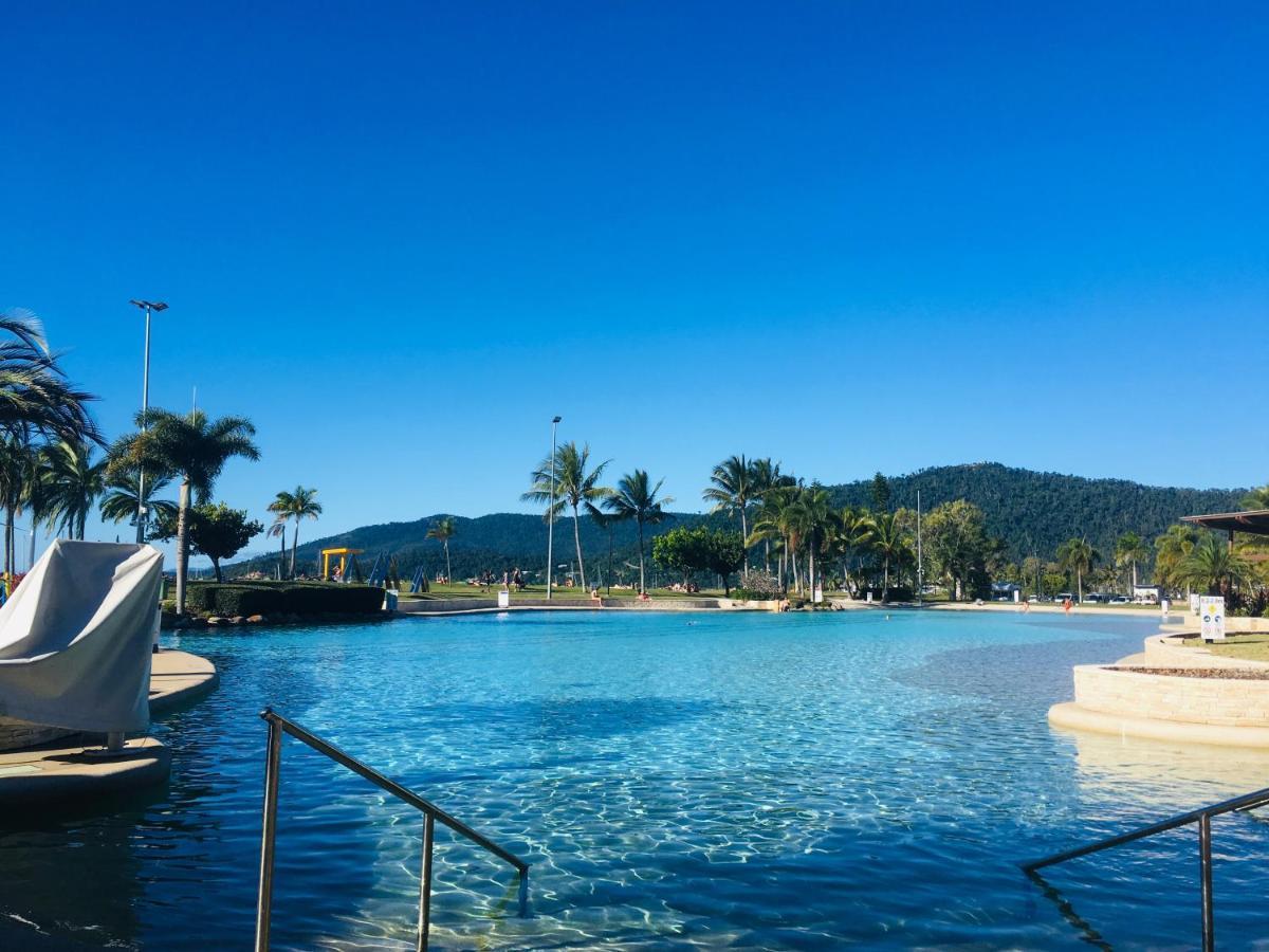 Backpackers By The Bay Vandrarhem Airlie Beach Exteriör bild
