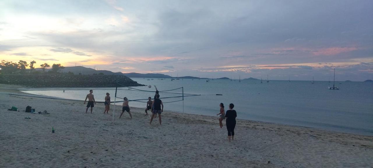 Backpackers By The Bay Vandrarhem Airlie Beach Exteriör bild