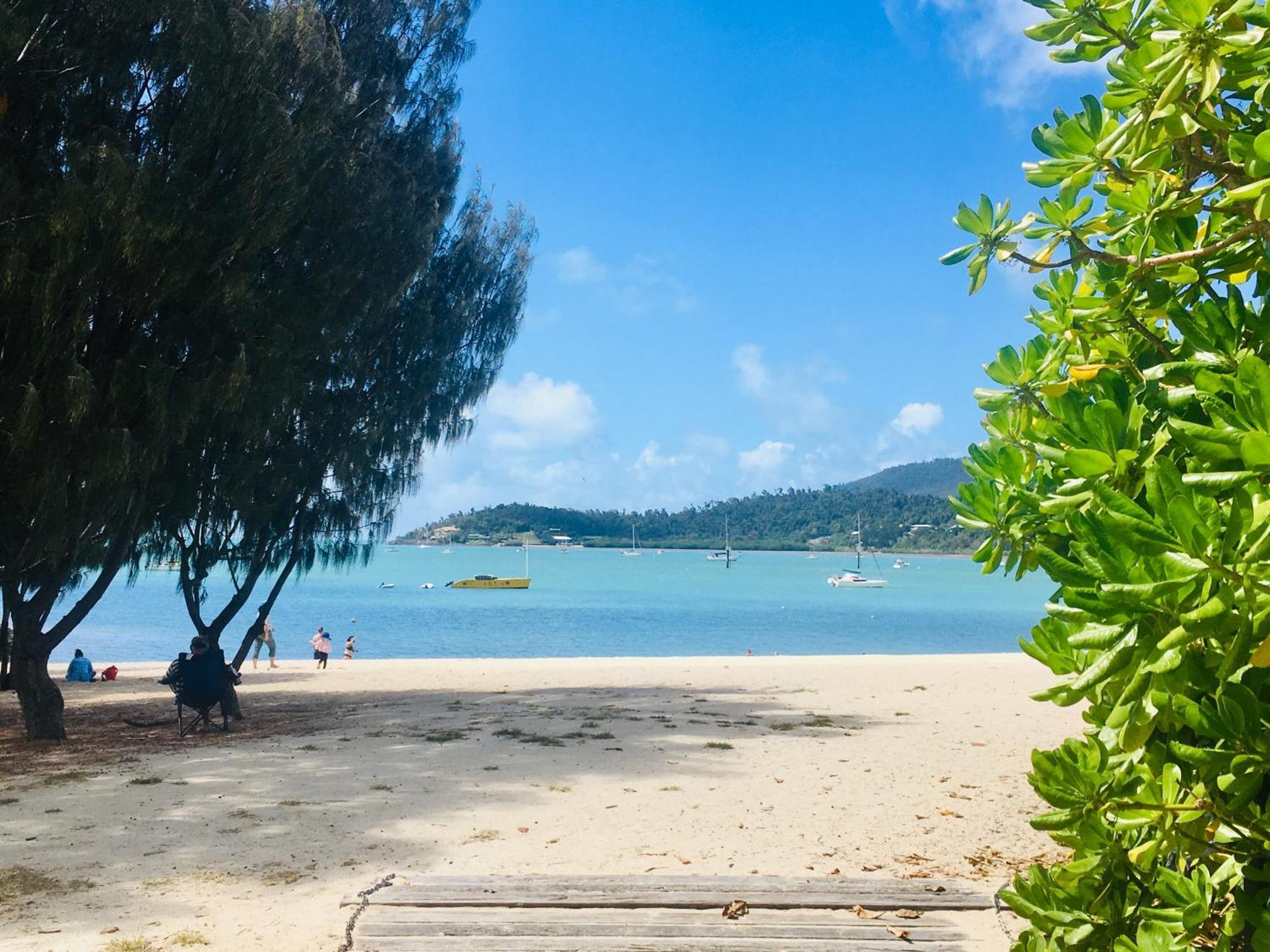 Backpackers By The Bay Vandrarhem Airlie Beach Exteriör bild