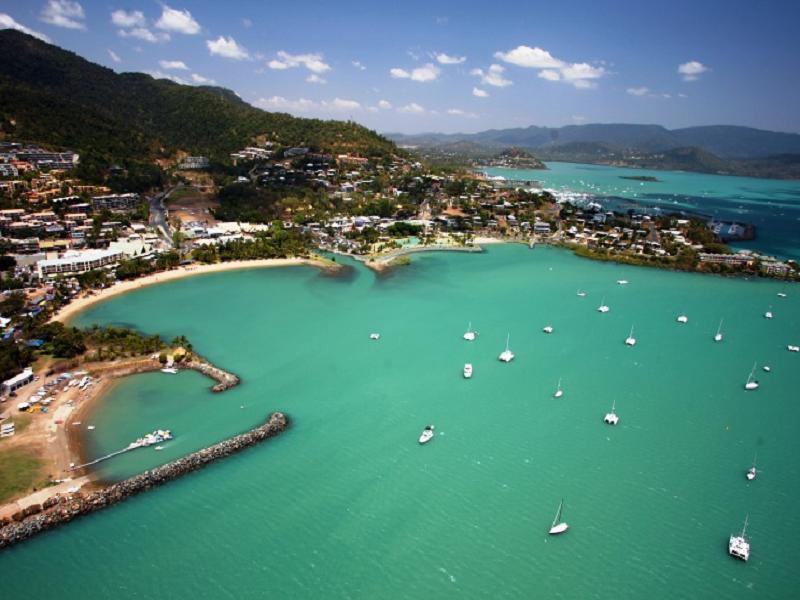 Backpackers By The Bay Vandrarhem Airlie Beach Exteriör bild
