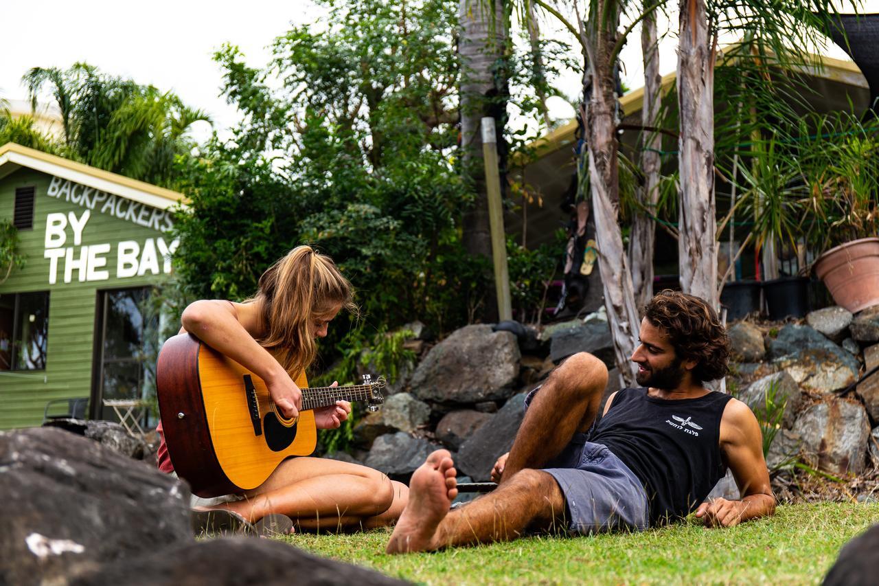 Backpackers By The Bay Vandrarhem Airlie Beach Exteriör bild